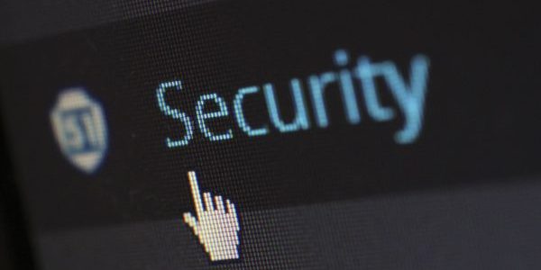 Gros plan d'un écran sombre affichant le mot « Security » en bleu, avec un curseur en forme de main